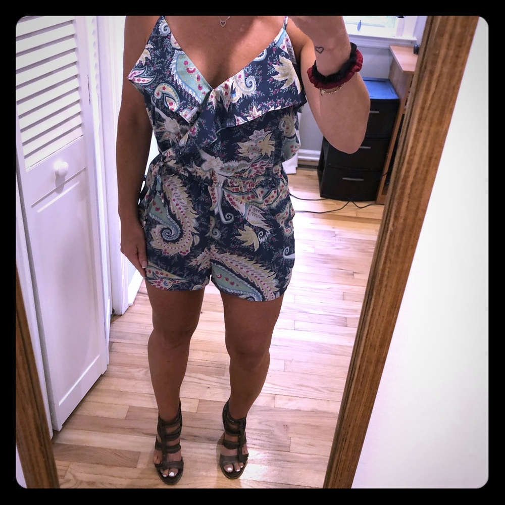Flattering Fun Summer Romper.  ☀️Size Small!
